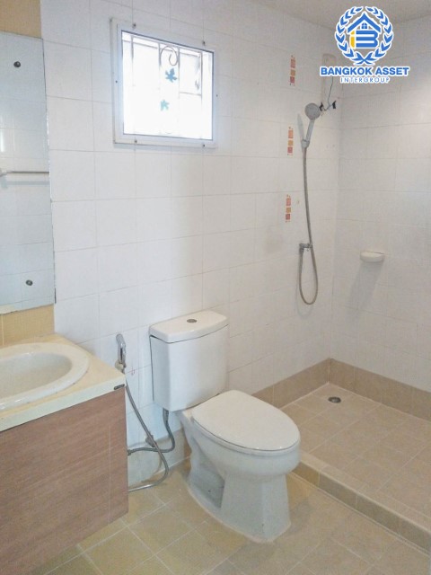 ทาวน์เฮ้าส์มือสองกรุงเทพมหานคร โครงการ เดอะคอนเนค3 ดอนเมือง #หลังมุม บนเนื้อที่กว้างขวางถึง 27 ตร.ว. ฟังก์ชัน 3 ห้องนอน 2 ห้องน้ำ 1 ที่จอดรถ รีโนเวทใหม่ พร้อมอยู่ ทำเลใกล้สนามบินดอนเมือง, รถไฟฟ้าสายสีแดง "สถานีดอนเมือง" และทางด่วน...